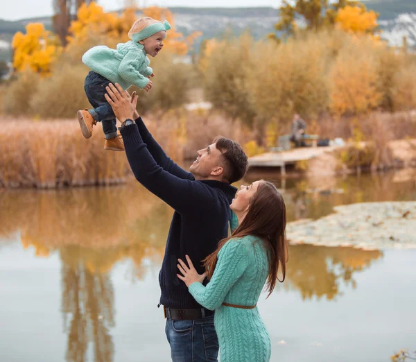 Famille reposant sur le lac — Photo