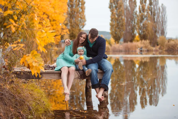 Família descansando no lago — Fotografia de Stock