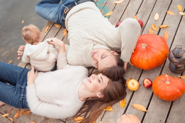 Famiglia che riposa sul lago — Foto Stock