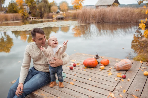 Göl kenarında oturan aile — Stok fotoğraf