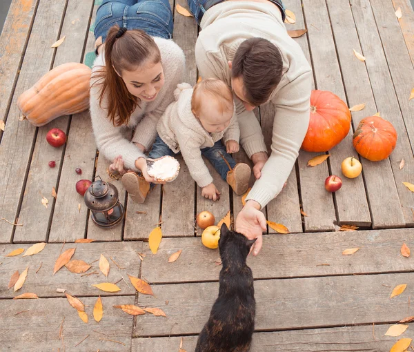 Famille reposant sur le lac — Photo