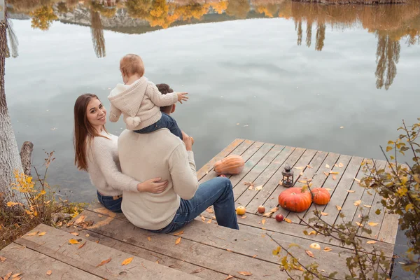 Família descansando no lago — Fotografia de Stock