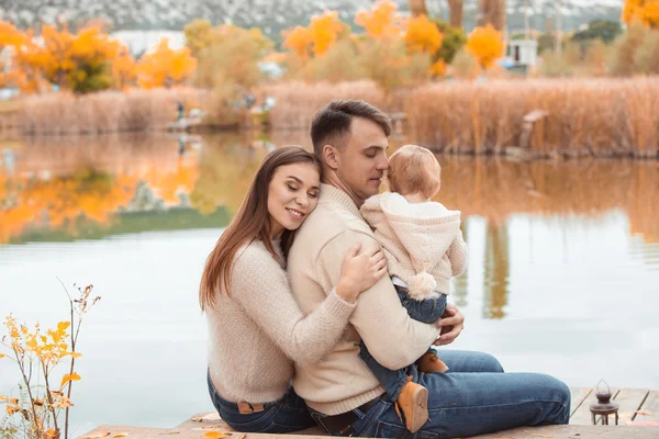 Família descansando no lago — Fotografia de Stock