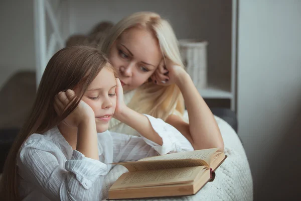 Mutter mit Tochter liest Buch — Stockfoto