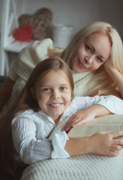 Matka z córką czytanie książki — Zdjęcie stockowe
