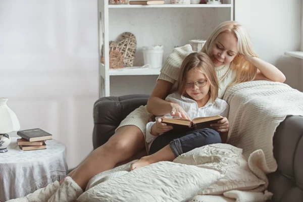 Matka z córką czytanie książki — Zdjęcie stockowe