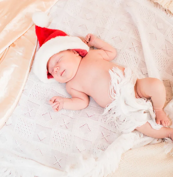 Enfant garçon en chapeau de Père Noël — Photo