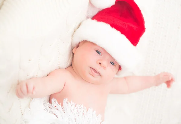 Enfant garçon en chapeau de Père Noël — Photo