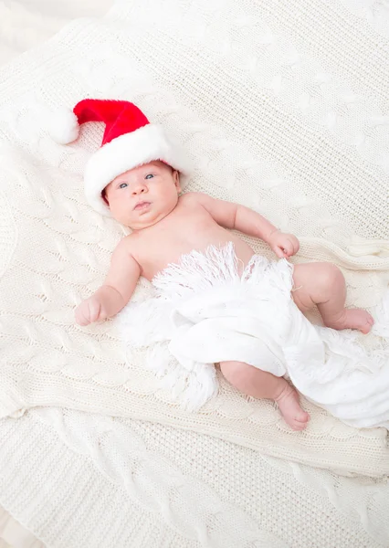 Menino infantil em chapéu de Santa — Fotografia de Stock