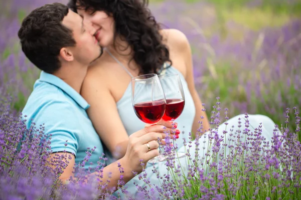 Jovem casal beber vinho — Fotografia de Stock