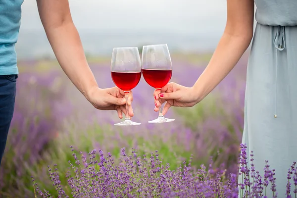 Jovem casal beber vinho — Fotografia de Stock