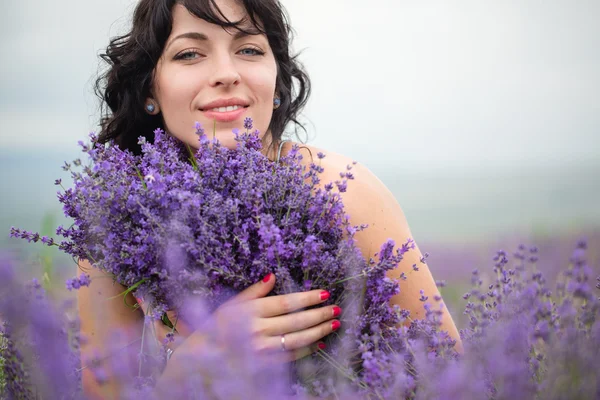 Giovane donna che raccoglie fiori di lavanda — Foto Stock