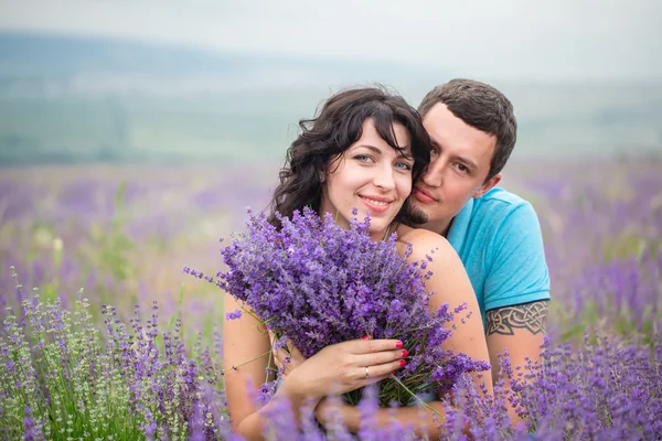 Jeune couple récolte des fleurs de lavande — Photo