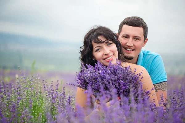 Молодая пара собирает лавандовые цветы — стоковое фото