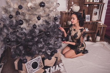 Noel bekleyen genç kadın