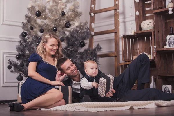 Familie prepearing voor kerst — Stockfoto