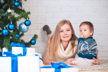 Anne ile oğlu Noel ağacı yakınındaki