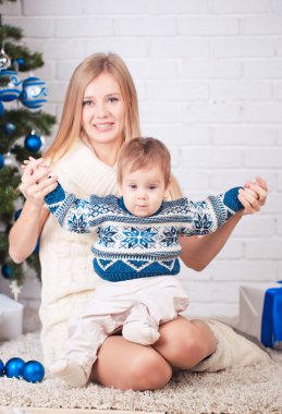 Anne ile oğlu Noel ağacı yakınındaki