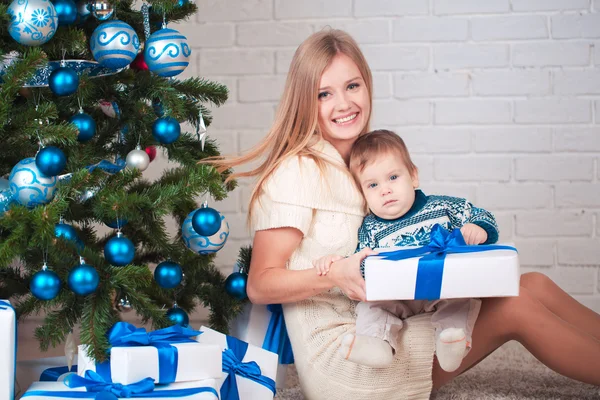 Anne ile oğlu Noel ağacı yakınındaki — Stok fotoğraf