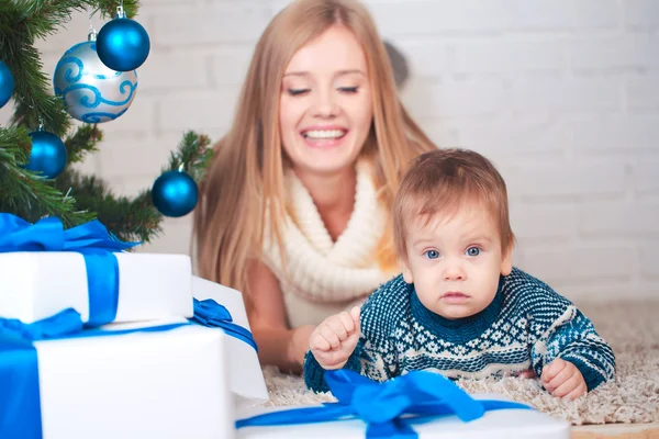 Anne ile oğlu Noel ağacı yakınındaki — Stok fotoğraf