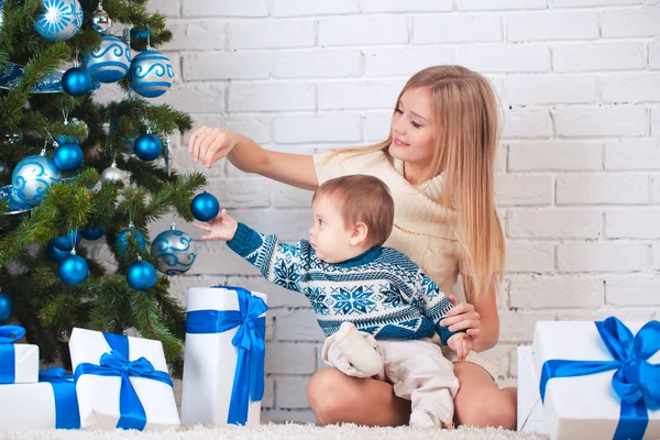 Anne ile oğlu Noel ağacı yakınındaki — Stok fotoğraf