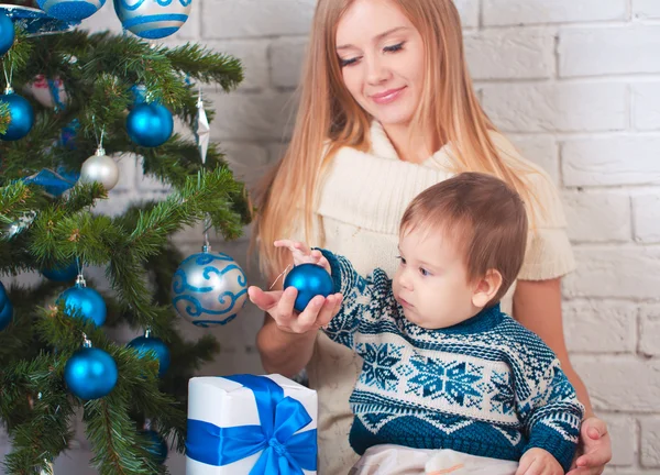 Anne ile oğlu Noel ağacı yakınındaki — Stok fotoğraf