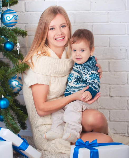 Mãe com filho perto da árvore de Natal — Fotografia de Stock