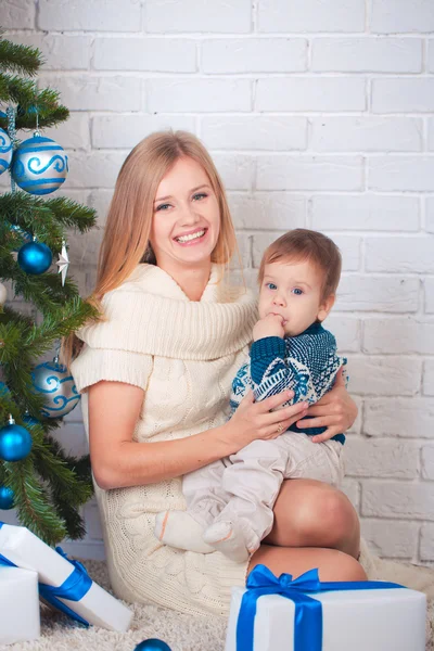Mãe com filho perto da árvore de Natal — Fotografia de Stock