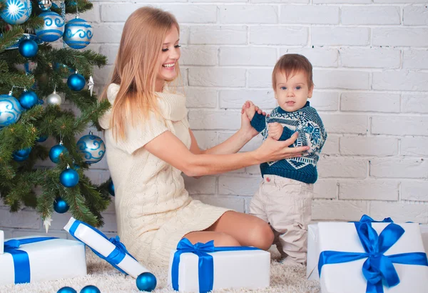Anne ile oğlu Noel ağacı yakınındaki — Stok fotoğraf