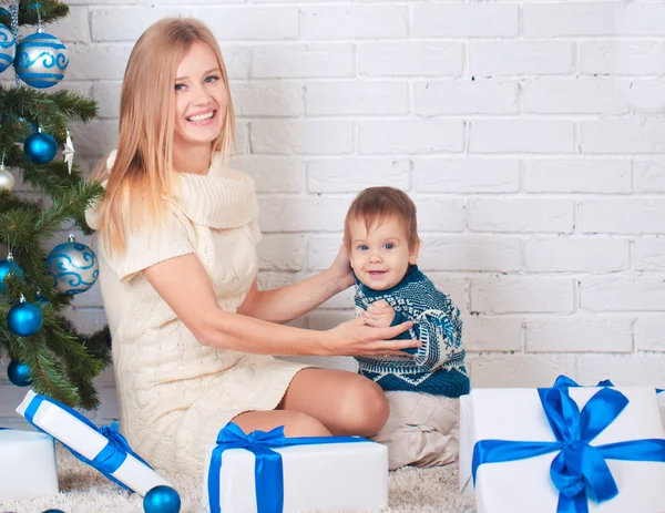 Mutter mit Sohn in der Nähe von Weihnachtsbaum — Stockfoto