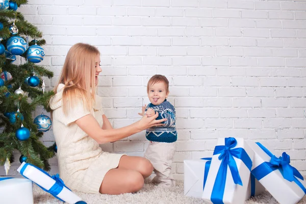 Mère avec fils près de l'arbre de Noël — Photo