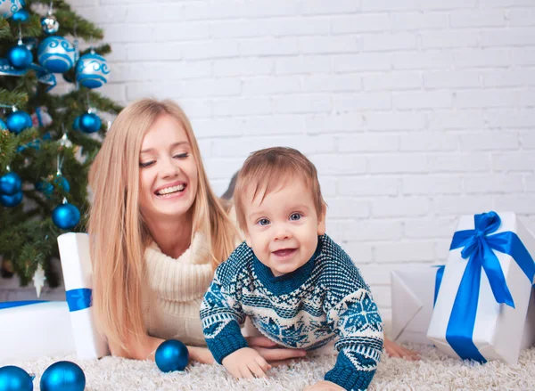 Mère avec fils près de l'arbre de Noël — Photo