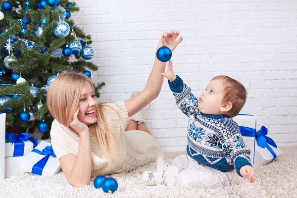 Anne ile oğlu Noel ağacı yakınındaki — Stok fotoğraf