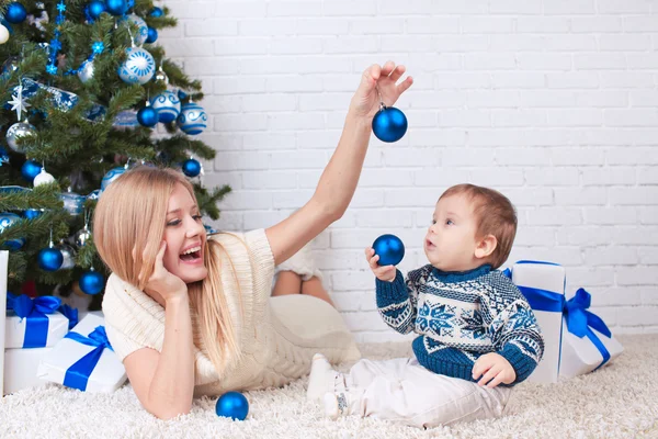 Mamma med son nära julgran — Stockfoto