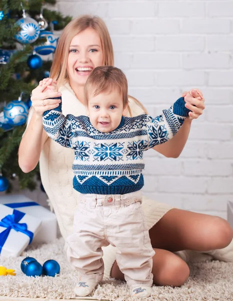 Anne ile oğlu Noel ağacı yakınındaki — Stok fotoğraf