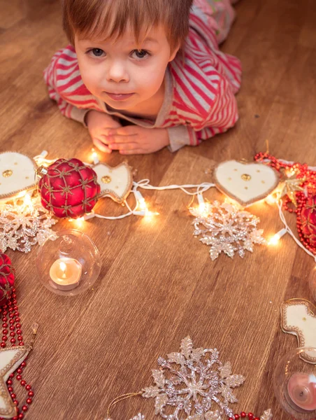 Menino com decorações de Natal — Fotografia de Stock