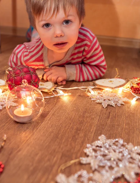 Kleiner Junge mit Weihnachtsdekoration — Stockfoto