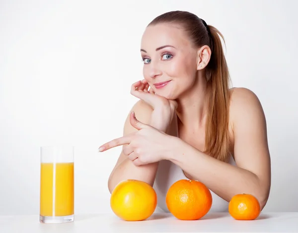 Menina com suco de laranja — Fotografia de Stock