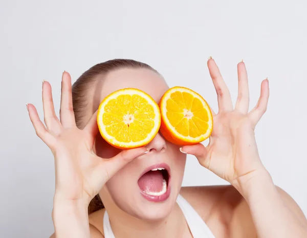 Chica con naranja fresca —  Fotos de Stock