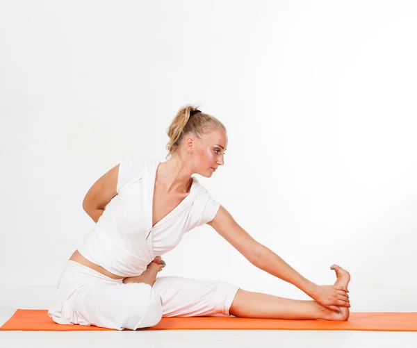 Mujer haciendo figura de yoga —  Fotos de Stock