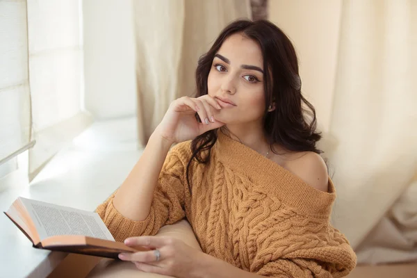 Beautiful young woman at home — Stock Photo, Image