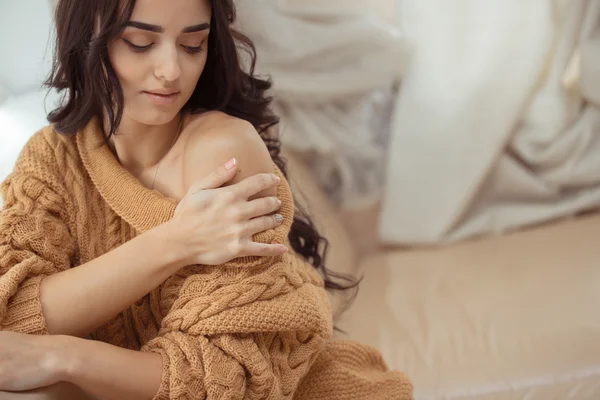 Giovane bella donna a casa — Foto Stock