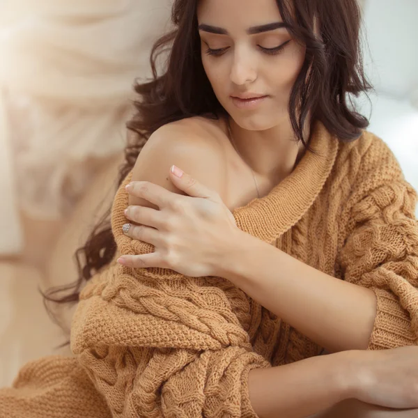 Joven hermosa mujer en casa — Foto de Stock