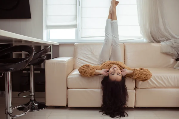 Jovem mulher bonita em casa — Fotografia de Stock