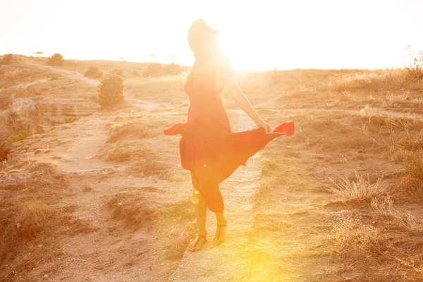 Mujer joven en vestido rojo — Foto de Stock