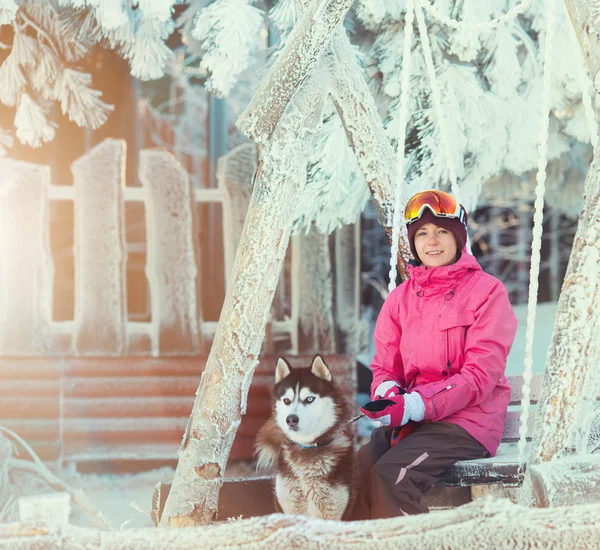 Porträtt av en ganska ung kvinna med hund — Stockfoto