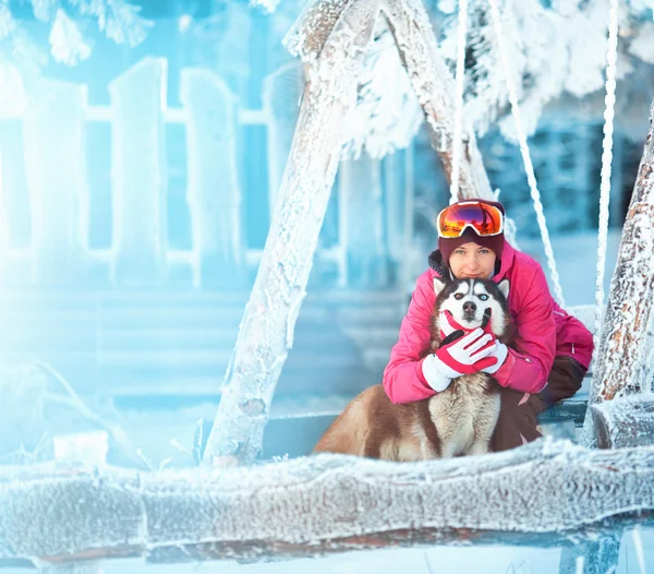 Porträt einer hübschen jungen Frau mit Hund — Stockfoto