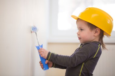 Küçük çocuk duvar boyalı