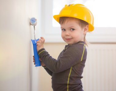 Küçük çocuk duvar boyalı