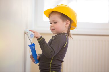 Küçük çocuk duvar boyalı